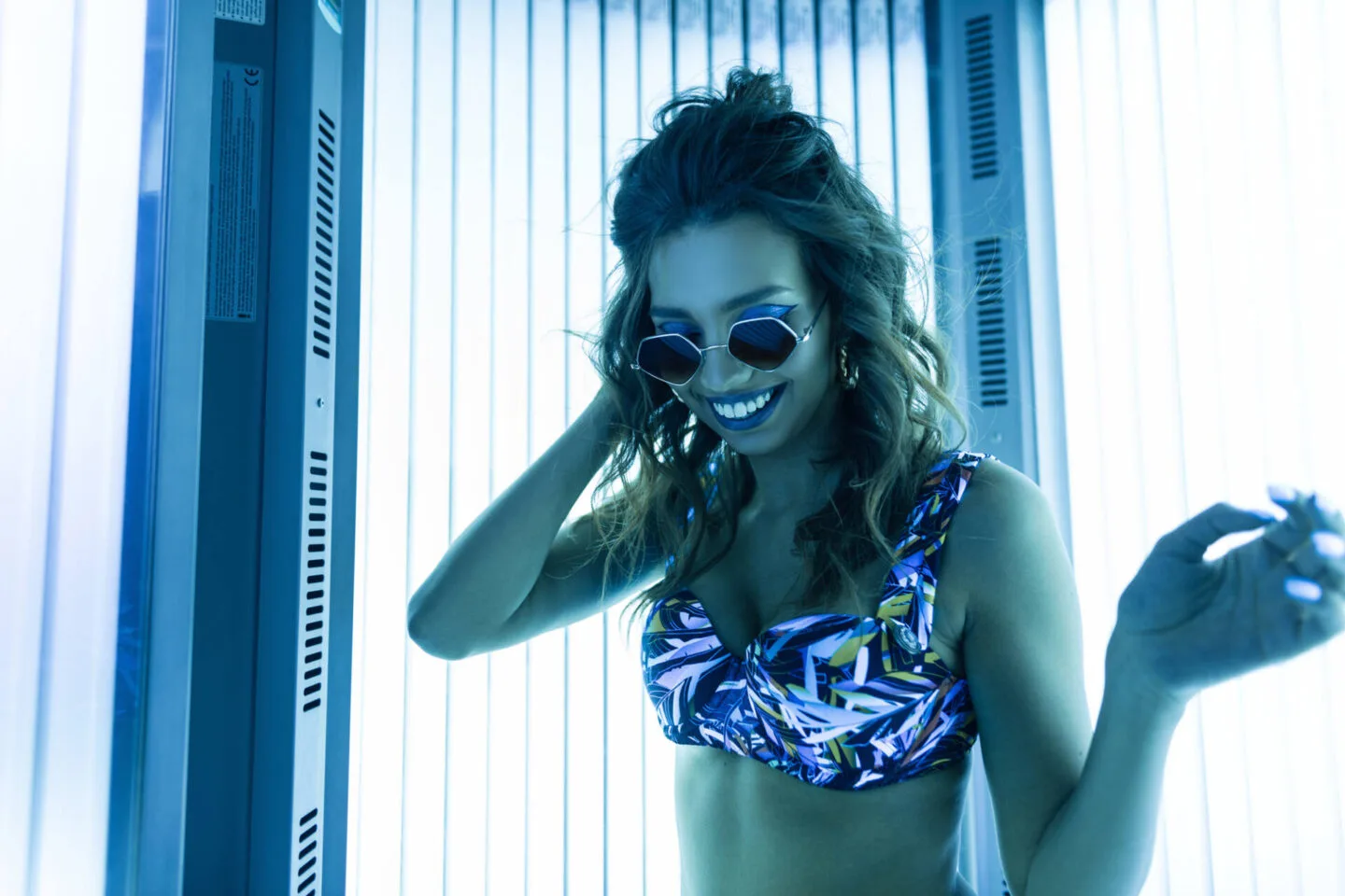 Best Way To Lay In A Tanning Bed [Get An Even Tan]