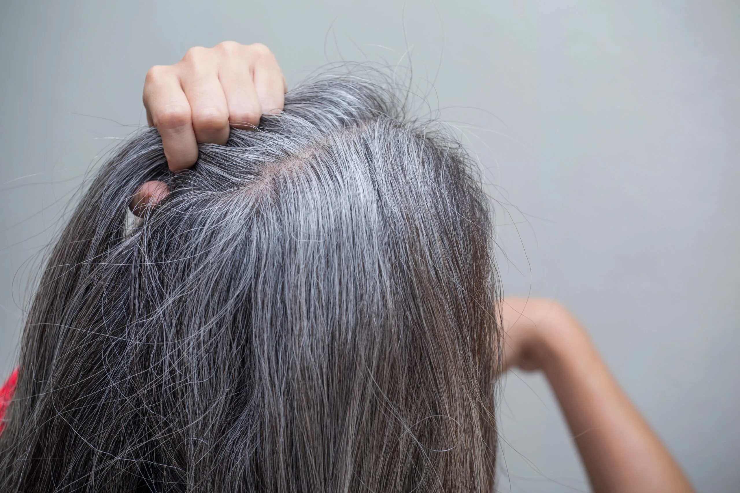 How To Make A Baking Soda Shampoo To Brighten Gray Hair