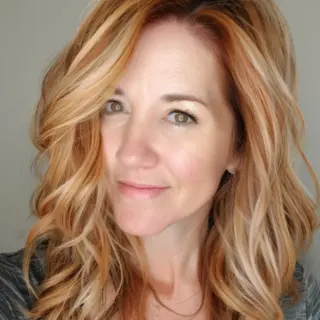 This honey blonde look features a mix of light and dark shades, creating a soft, ombre effect. The waves are loose and tousled, giving an effortless, beachy vibe. The contrasting tones add dimension, making this style a standout for its natural, sun-lit glow.