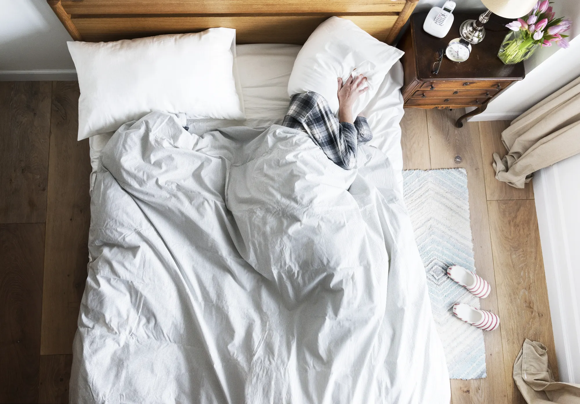 How To Stop Your Mind From Replaying Embarrassing Past Experiences Before Bed