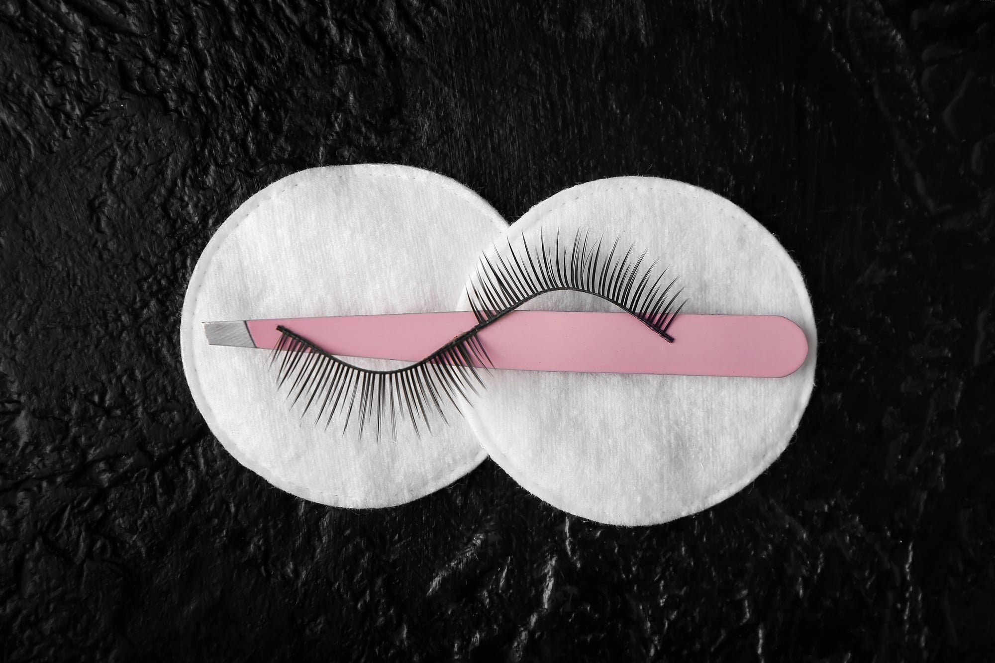 How To Apply False Eyelashes Without Tweezers